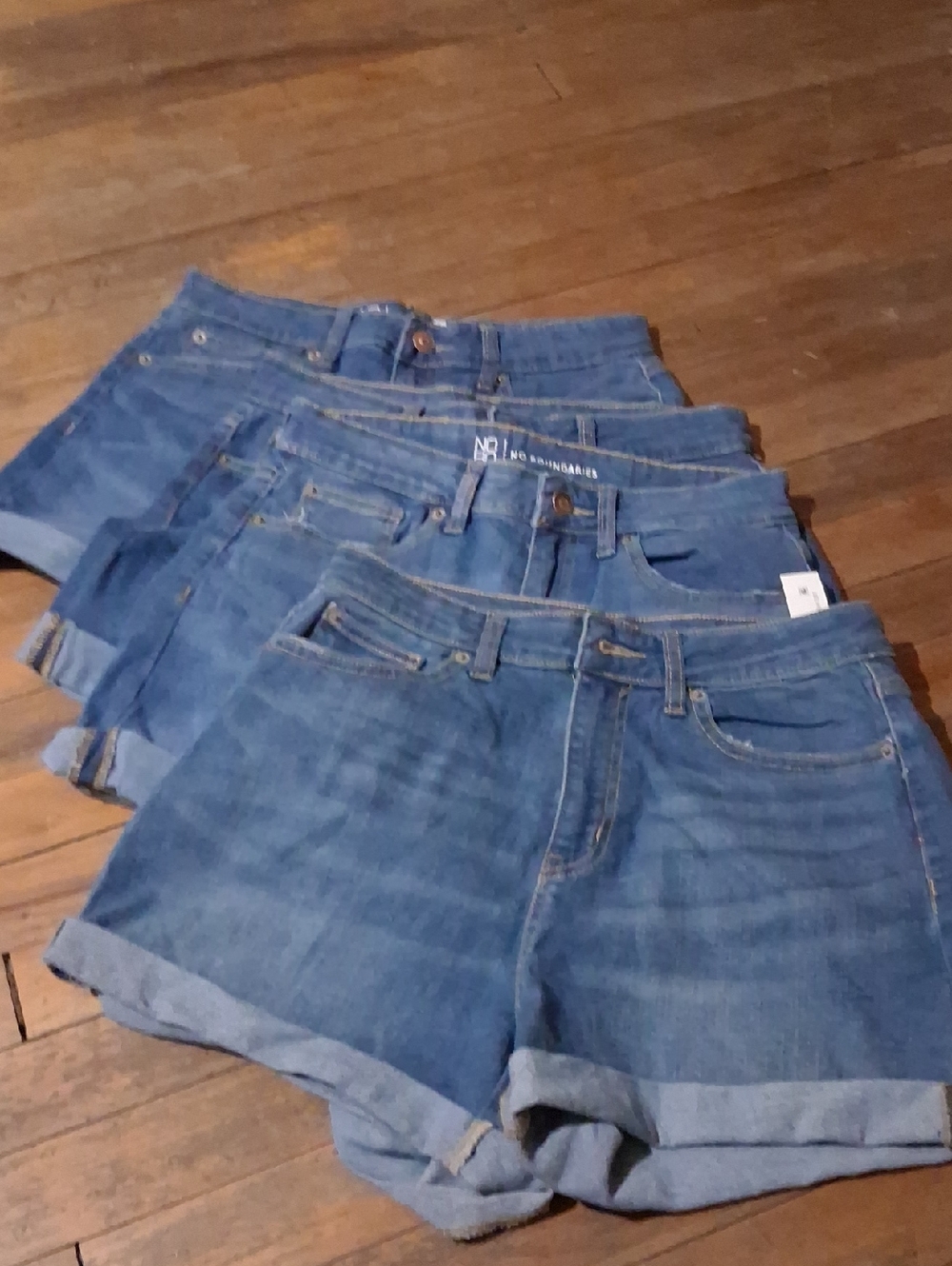 No Boundaries Women's Blue Denim Rolled-Cuff Jean Shorts - 4 Pack Look